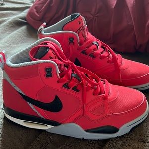 I’m selling my shoes because I don’t have space and I don’t wear them. Like new